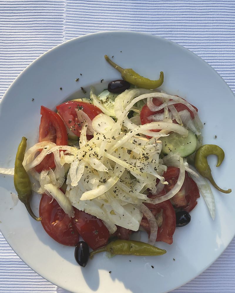 Griechischer Bauernsalat mit Feta, Tomaten, Zwiebeln, Oliven und Peperoni