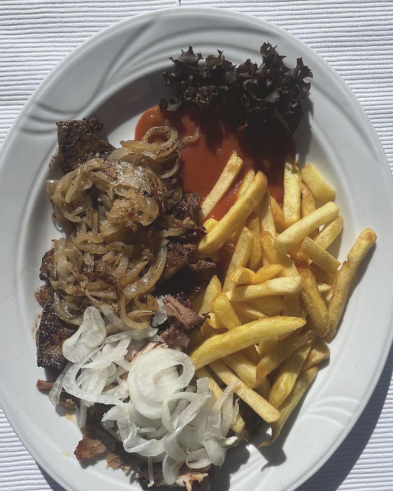 Gyros und Leber mit gegrillten Zwiebeln, dazu Pommes frites
