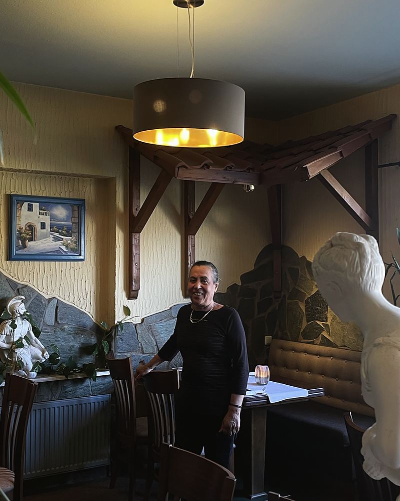 Georgia Apostolou im Gastraum der Taverne